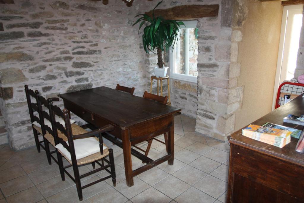 Hotel Les Tilleuls De Pareloup A Salles-Curan Buitenkant foto